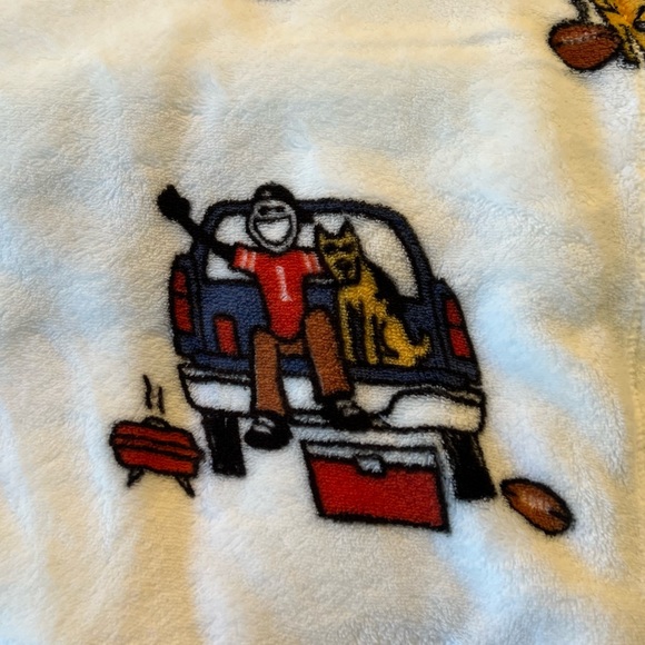 NWT Life is Good White Tailgating Plush Throw - Picture 2 of 3